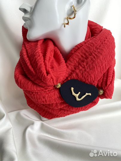 Шарф с декором на магнитной застежке