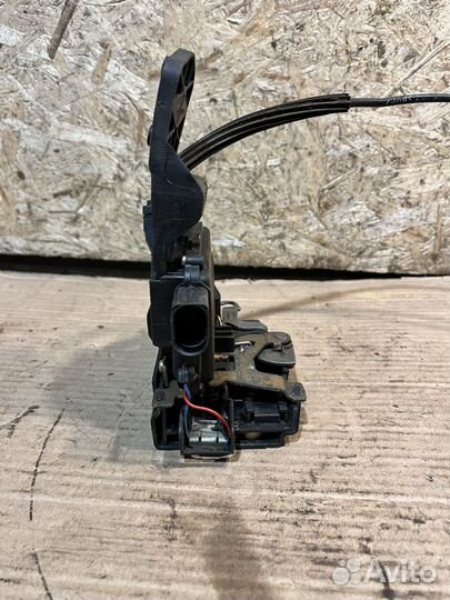 Замок двери передний левый Volkswagen passat b5