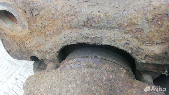 Суппорт передний правый Volkswagen Touareg 2006