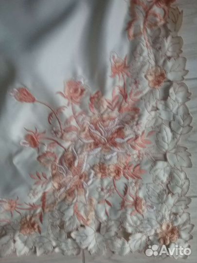 Скатерть с выбитыми узорами 210см140