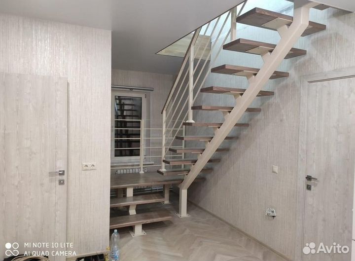 Лестница с площадкой на второй этаж