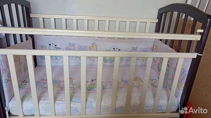 Детская кроватка с маятником и ящиком