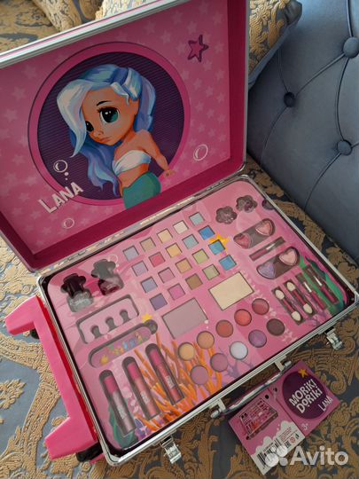 Чемодан с косметикой