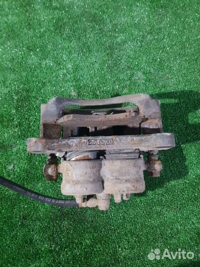 Суппорт тормозной передний правый Mitsubishi