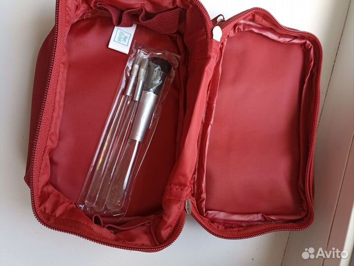 Косметичка yves rocher красная. новая