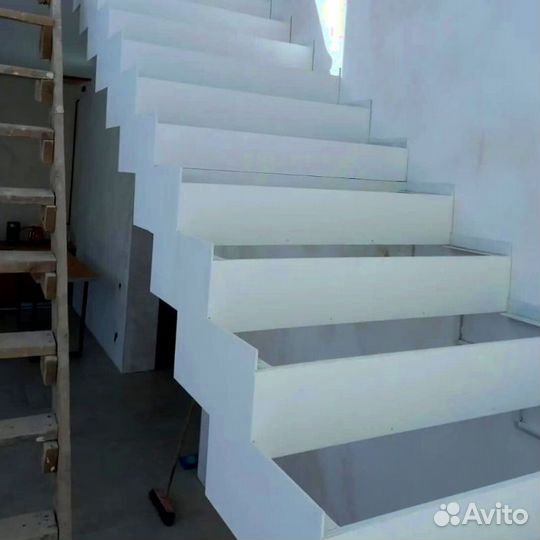 Лестница Г-образная с поворотными ступенями