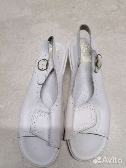Сандалии новые