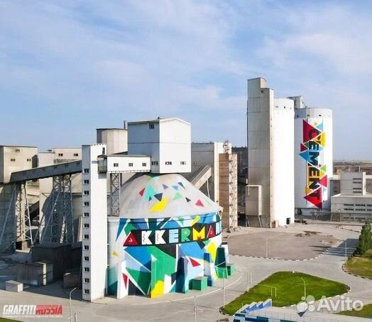 Роспись на фасаде. Граффити на фасаде. Мурал