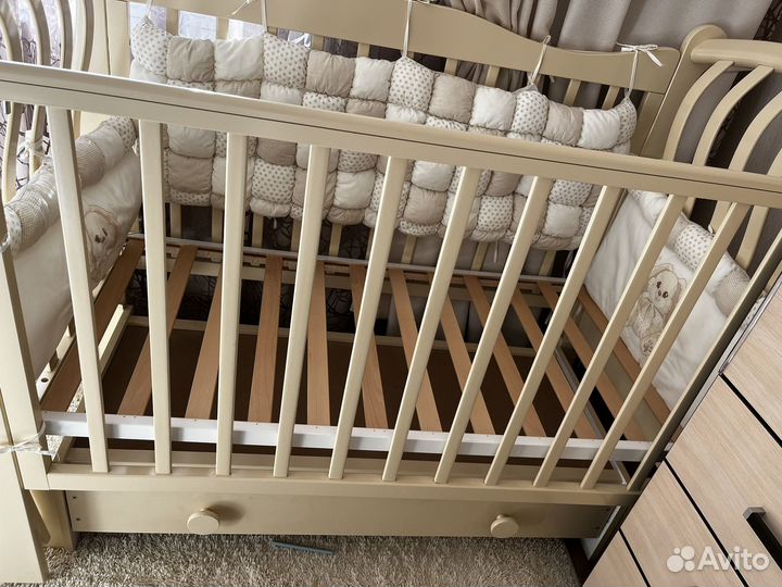Детская кроватка с продольным маятником