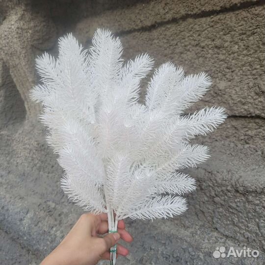 Еловые ветки, венки, новогодний декор