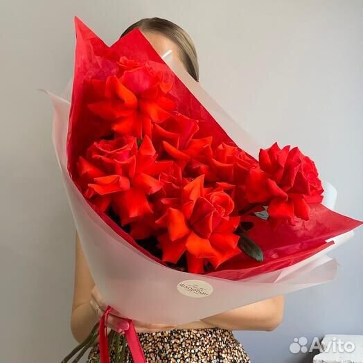 Букет из очень стойких алых французских роз