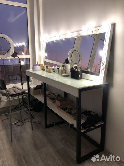 Гримерное зеркало и стол