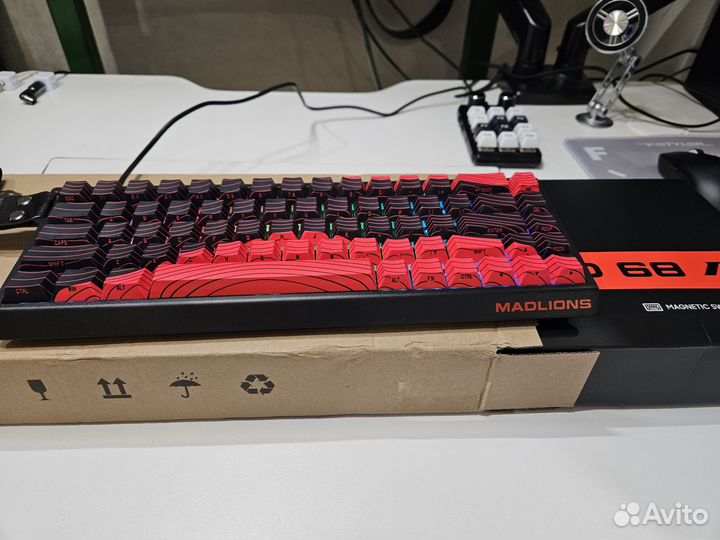 Магнитная клавиатура MAD 68 R
