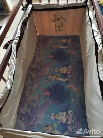 Детская кроватка с маятником