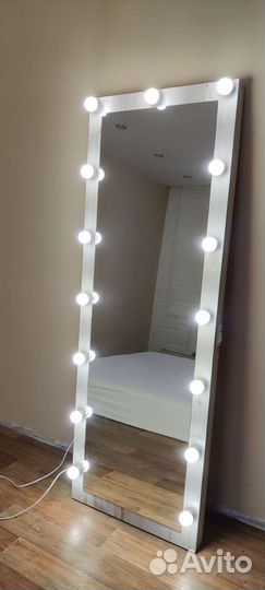 Гримерное зеркало с лампочками