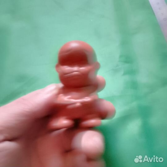 Статуэтка питающей мальчик