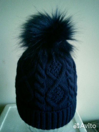 Шапка узорной вязки с помпоном