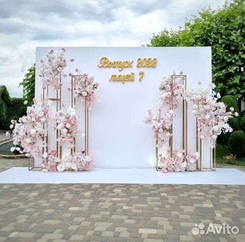 Фотозона с цветами на Выпускной 2023 Выпускник