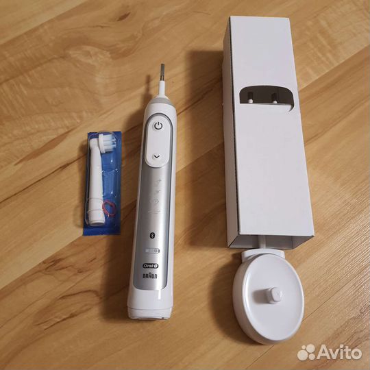 Новая зубная щетка Oral-B Genius 8000 с зарядкой