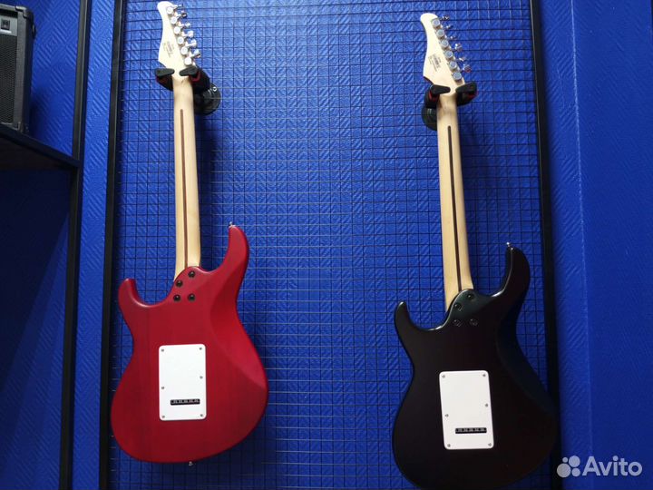 Электрогитара Cort черная и красная