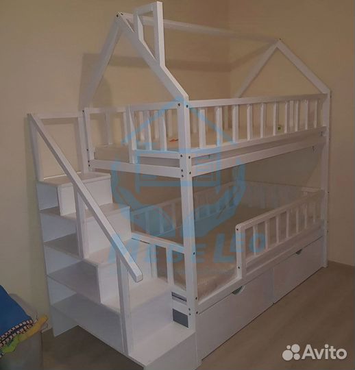 Двухъярусная кровать