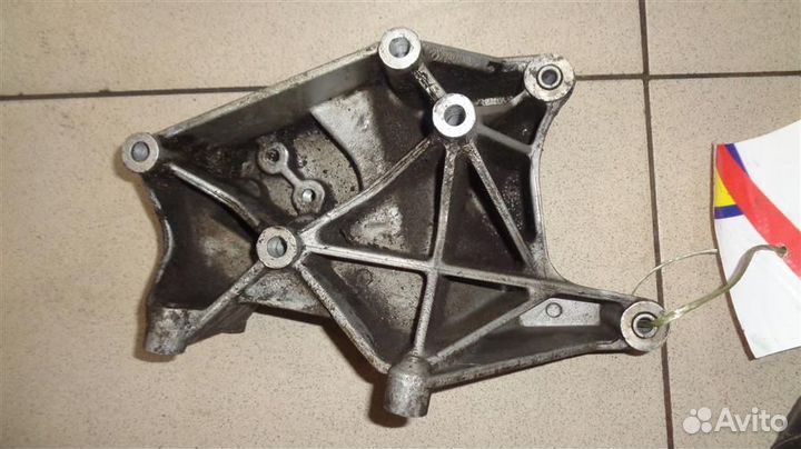 Кронштейн генератора Land Rover Discovery 1 1989