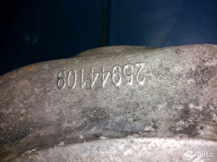 Кулак передний 25944109 шевроле каптива Антара