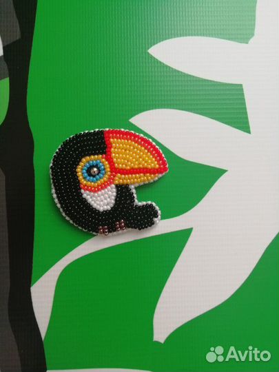 Брошь тукан