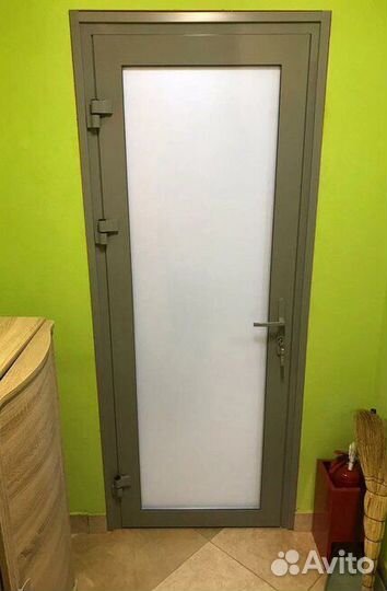 Дверь алюминиевая