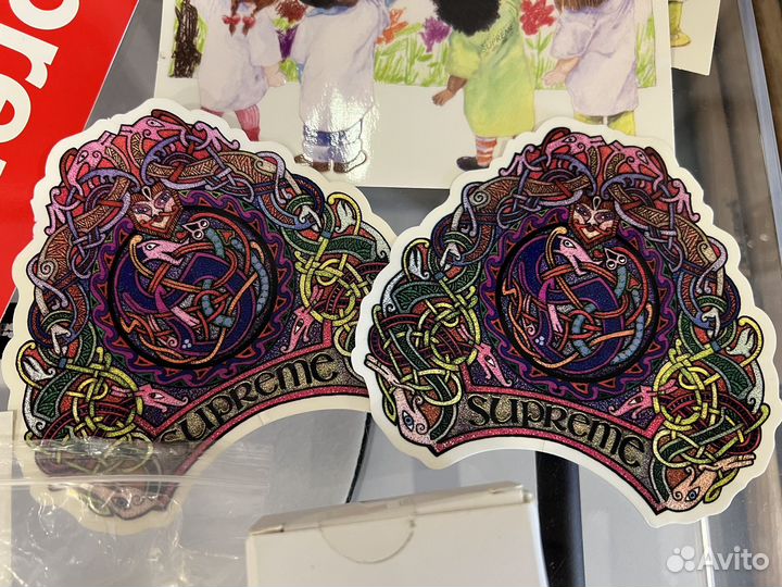 Аксессуары и стикеры Supreme