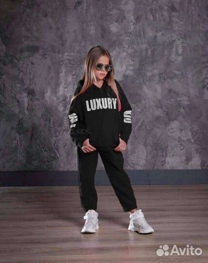 Продам 2 костюма детских