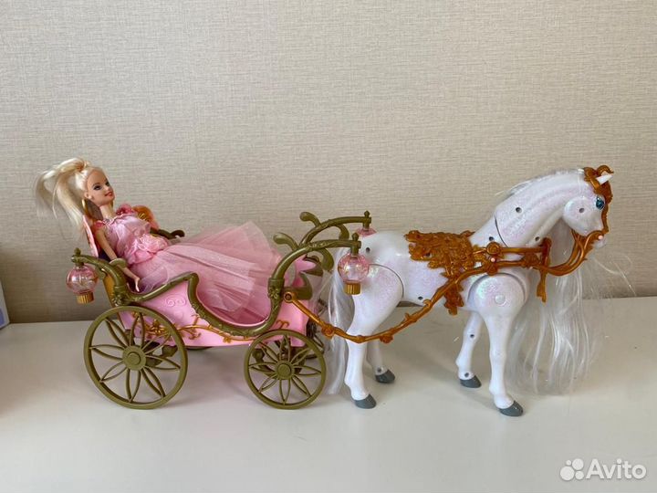 Карета с лошадью