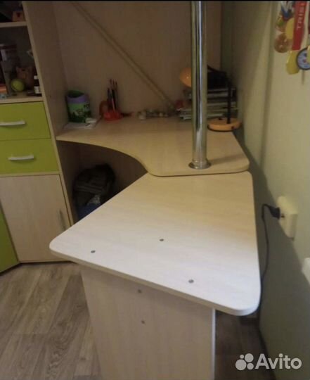 Детская кровать со столом и шкафом