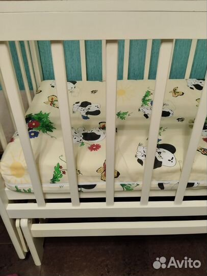 Детская кроватка с маятником