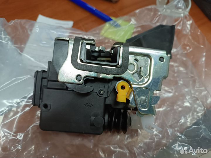 Замок двери передний левый largus logan