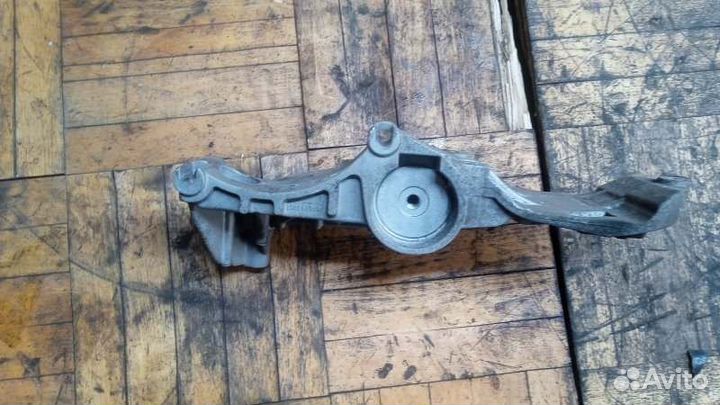 Кронштейн генератора и кондиционера Renault Duster