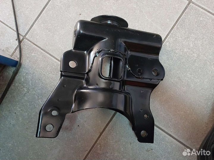 Чашки амортизатора. зад.hyundai sonata 2001г