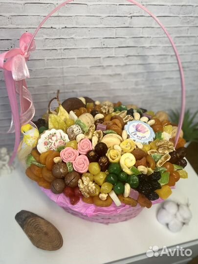 Корзина из орехов и сухофруктов