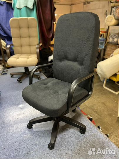 Офисное компьютерное кресло