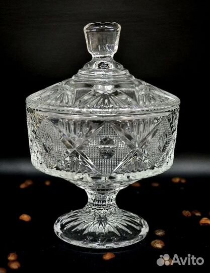 Конфетница на ножке с крышкой