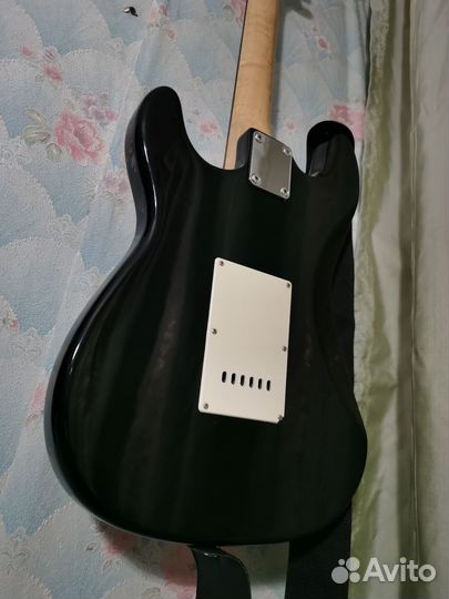 Электрогитара stratocaster с зим чехлом и комбик