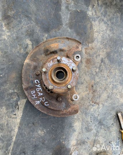 Поворотный кулак правый subaru outback