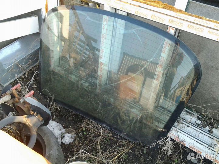 Заднее стекло w210