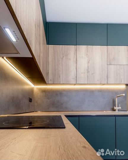 Угловая кухня на заказ с витриной