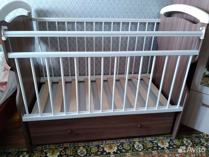 Детская кроватка с поперечным маятником