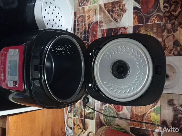 Мультиварка почти новая