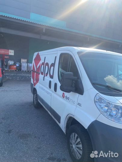 Водитель со своей газелью