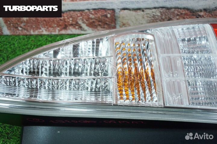 Стоп сигнал задний правый Toyota Prius ZVW30