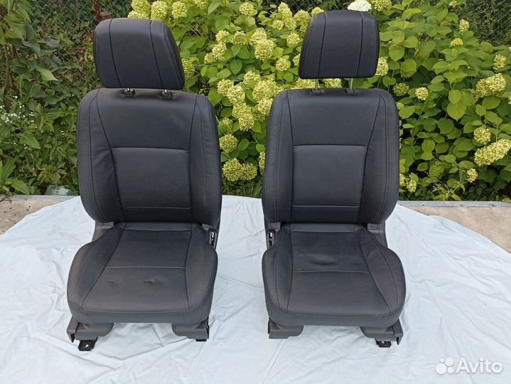 Передние сиденья для Mitsubishi pajero IV