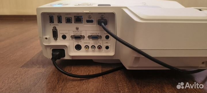 Ультра короткофокусный проектор HD NEC UM330W